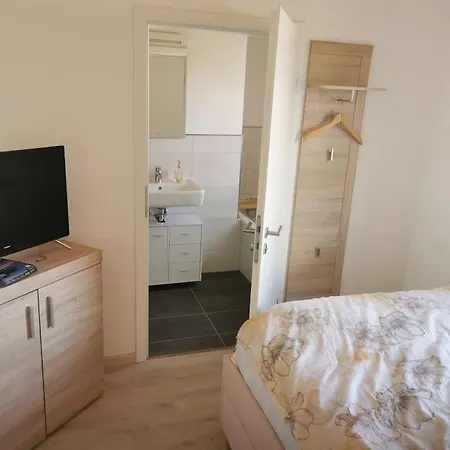 Zimmer M. Eigenem Bad Und Badewanne Direkt Am Wald Amoeneburg Exterior photo